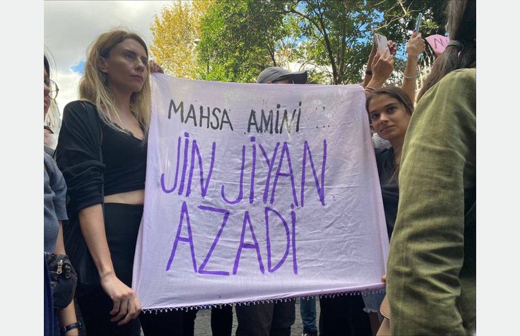 Kadınlar İran Konsolosluğu önünde: Molla rejiminin sona gelindi