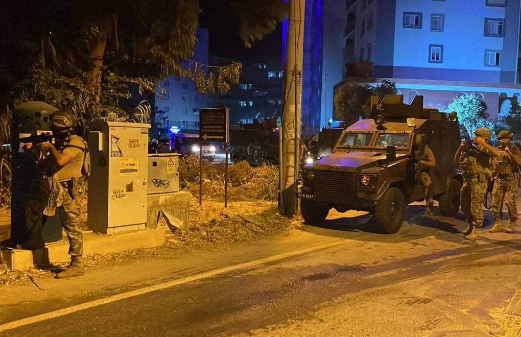 Mersin'de polisevine silahlı saldırı: 1 polis hayatını kaybetti