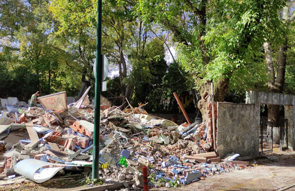 Bursa Büyükşehir Belediyesi ÇGD'nin ve gazetelerin evini yıktı