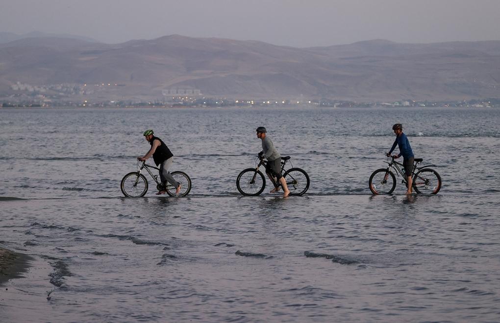 Cyclists pedal to bring attention to decreasing water level in Türkiye's largest lake