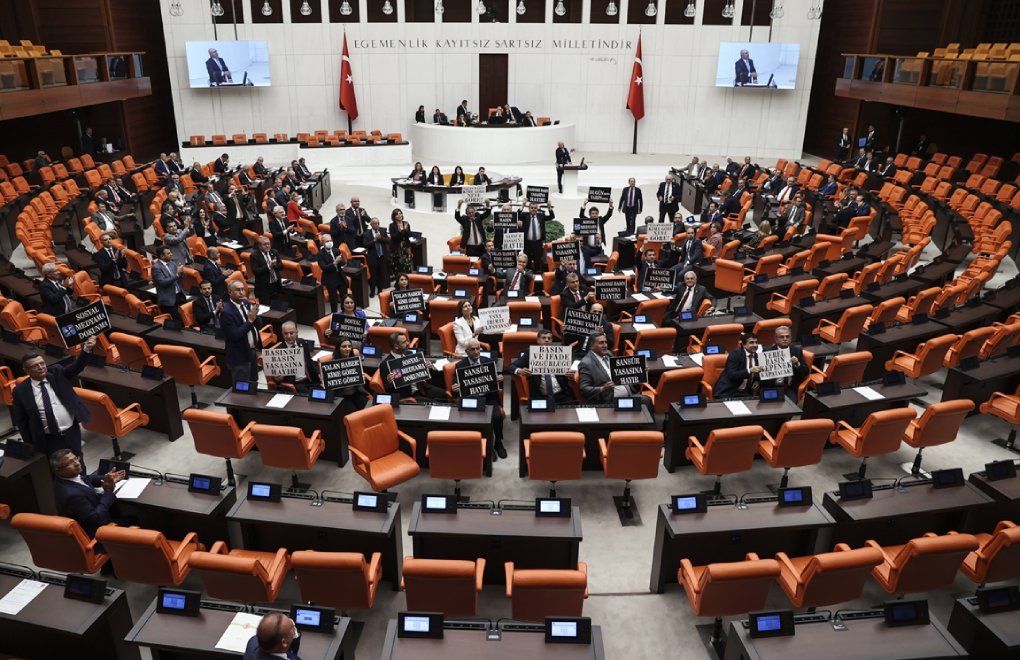 Sansür yasası Meclis’te: Gazeteciler Genel Kurul'a siyah maskelerle girdi