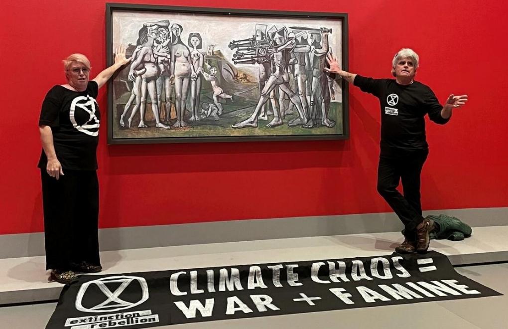 İklim krizi eylemi: Ellerini Picasso tablosuna yapıştırdılar