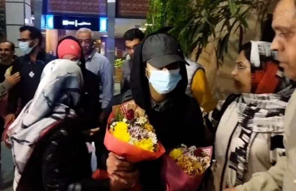 İranlılar, Elnaz Rekabi’yi havaalanında çiçekler ve sloganlarla karşıladı