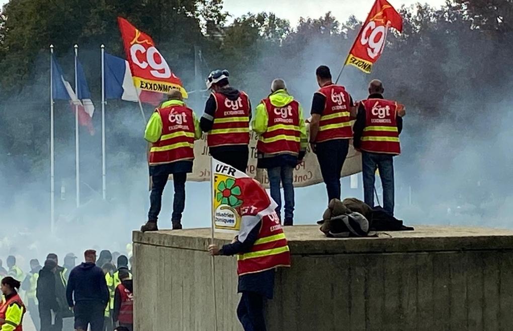 Fransa’daki genel grev dalgasına kamu çalışanları da katıldı