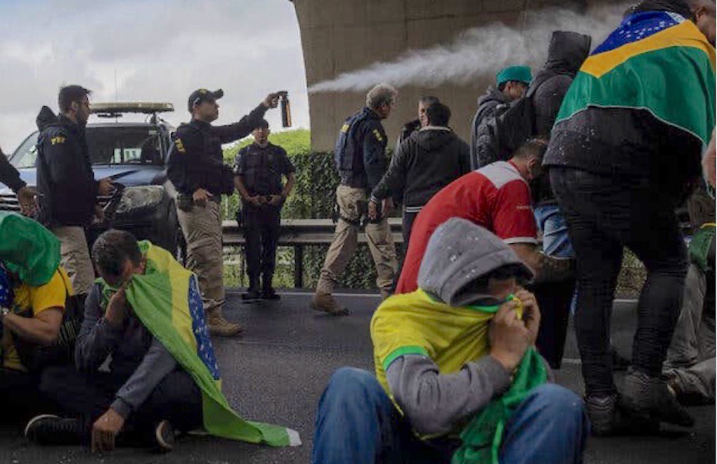 Bolsonaro bavullarını toplarken Bolsonarocular yol kesmeye devam ediyor 