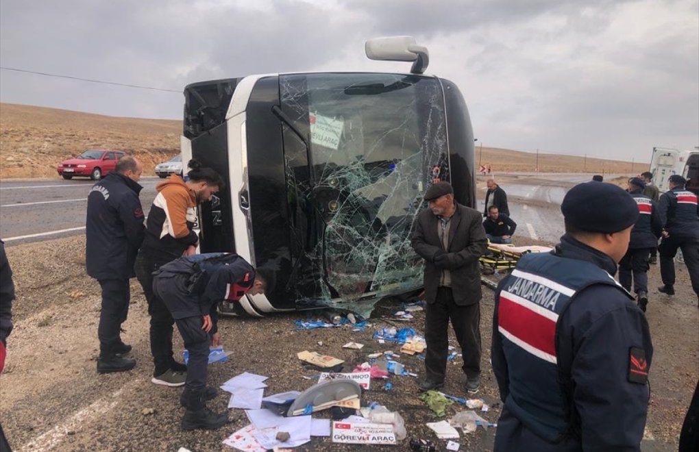 Sivas'ta mültecileri taşıyan otobüs kaza yaptı