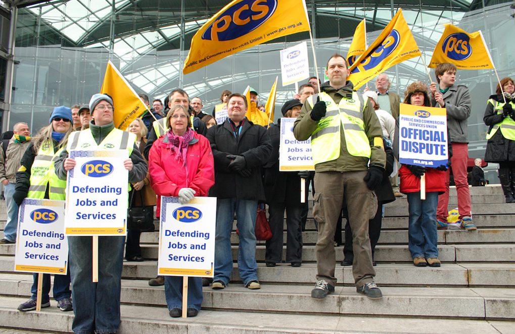100 bin kamu emekçisi Birleşik Krallık çapında grev kararı aldı