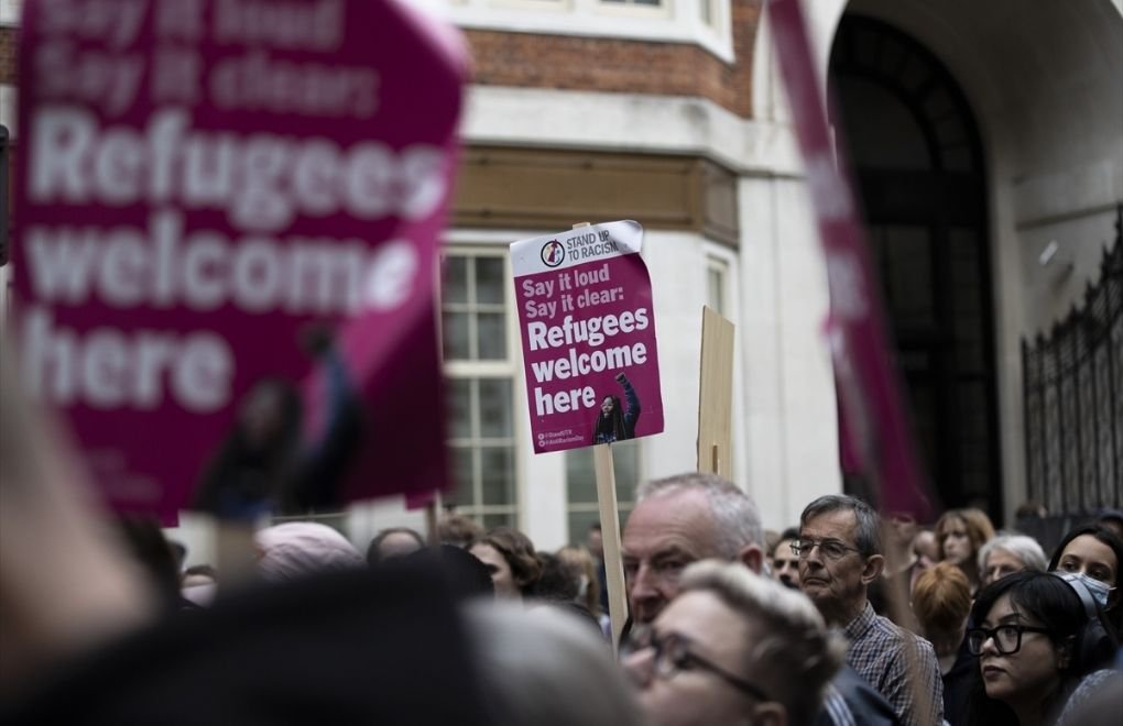 İngiltere ve Fransa’dan mülteci geçişlerine karşı taahhütname