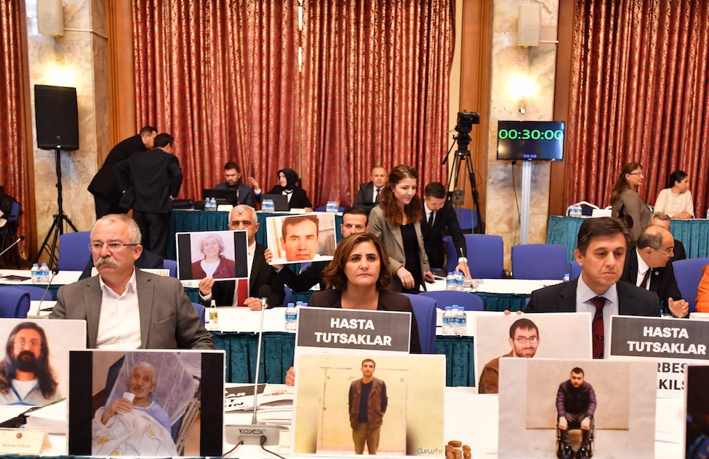 HDP Adalet Bakanı Bozdağ'ı hasta mahpusların portreleriyle karşıladı