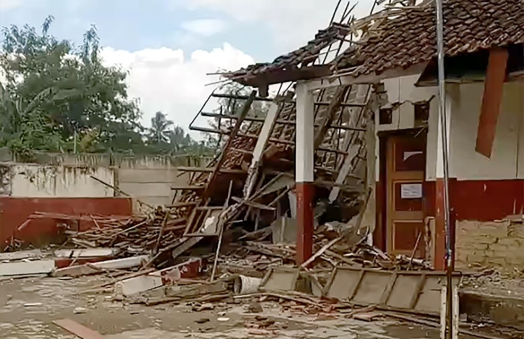 Endonezya’daki depremde 73 bin 693 kişi yerinden oldu