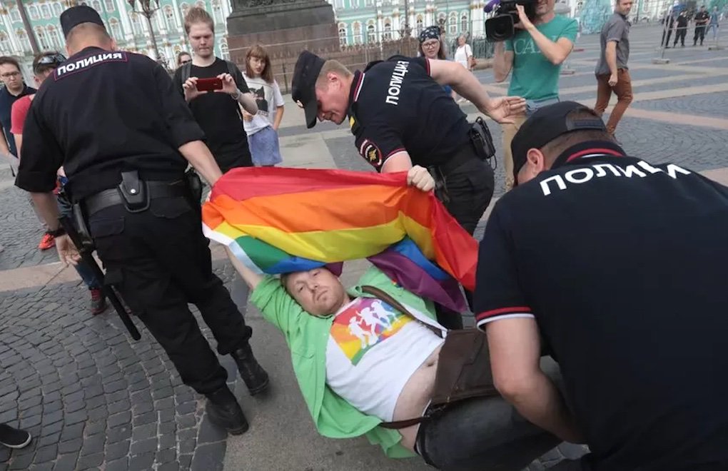Putin, kamusal alanda LGBTİQ+ kimliğinin olumlanması yasağını onayladı 