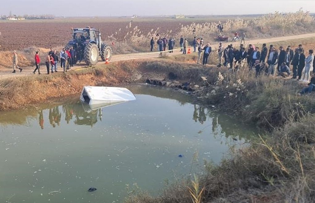 Urfa'da mültecileri taşıyan minibüs sulama kanalına düştü
