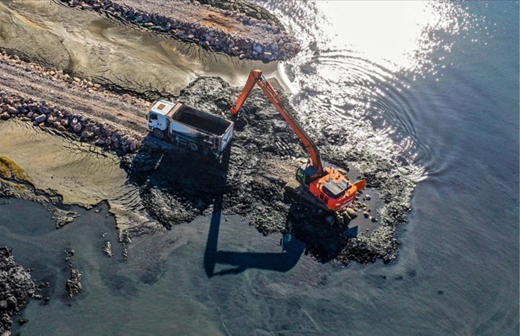 Van Gölü'nün zemininden 660 bin metreküp balçık ve dip çamuru çıkarıldı
