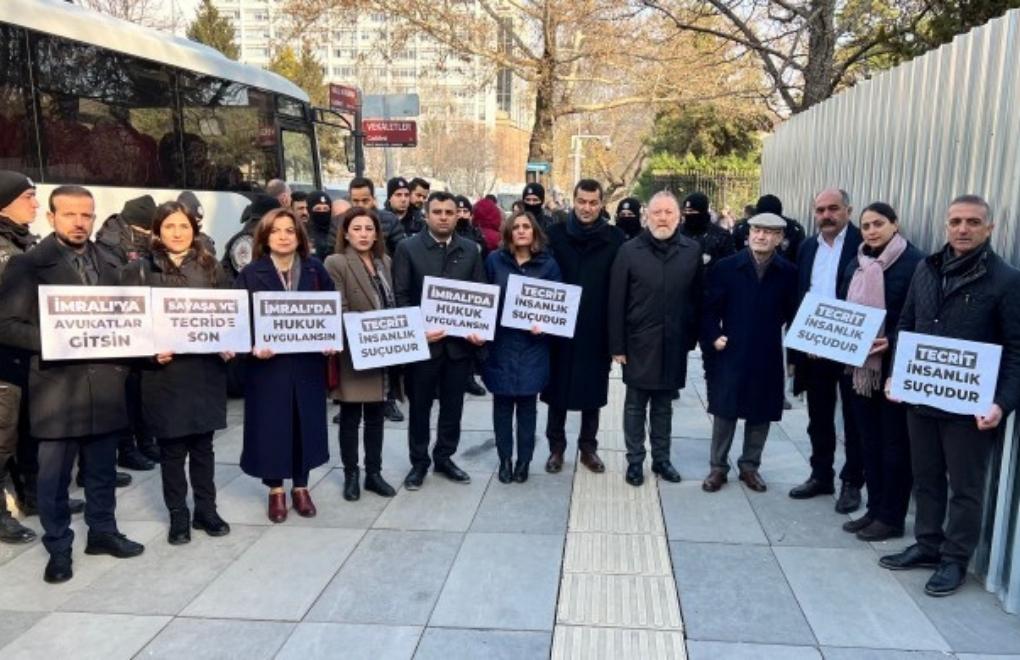 HDP’li milletvekilleri, Adalet Bakanlığı önünde oturma eylemine başladı