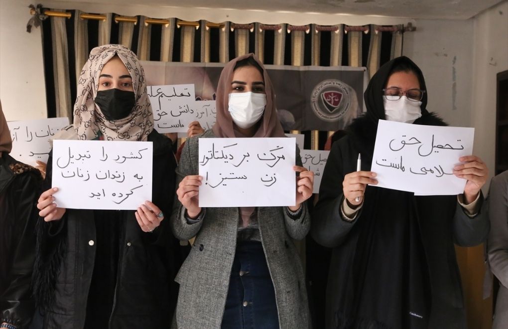 Li Afganistanê jinan qedexeya zanîngehê protesto kiriye: “Perwerdehî, mafê me ye”