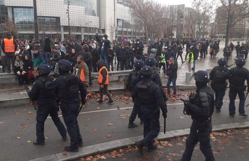 Paris'teki katliamı protesto eden kitleye saldırı girişimi