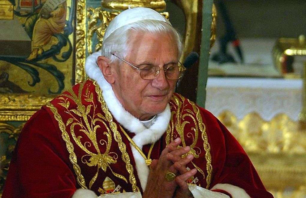 Papa 16. Benediktus yaşamını yitirdi