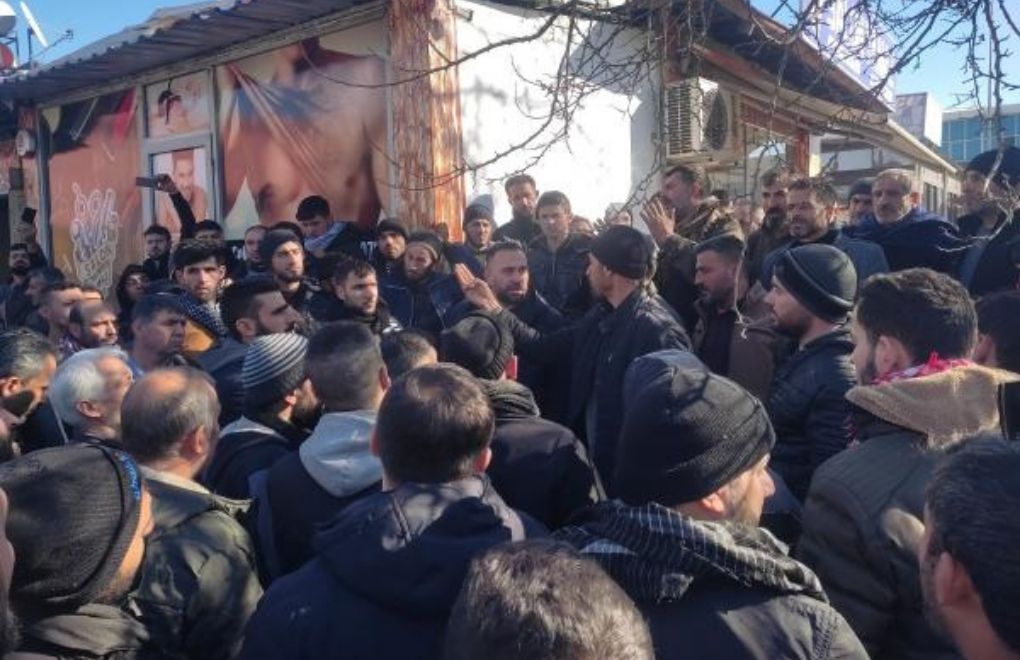 Local and Syrian workers on 3rd day of work stoppage in Antep