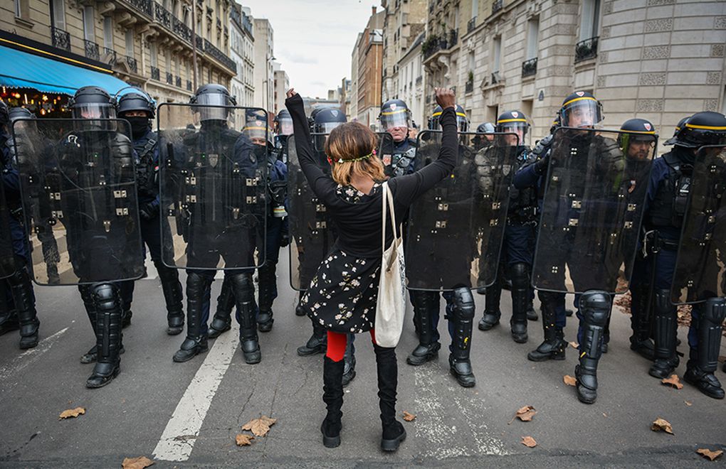 Paris'te sarı yelekliler hükümetin emeklilik reformunu protesto etti 