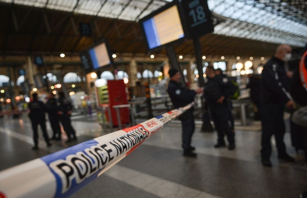 Paris'te tren garında bıçaklı saldırı: 1’i polis 6 yaralı
