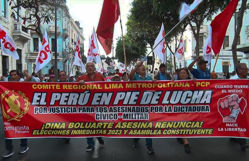 On binlerce Perulu Lima'da katliamları protesto etti 