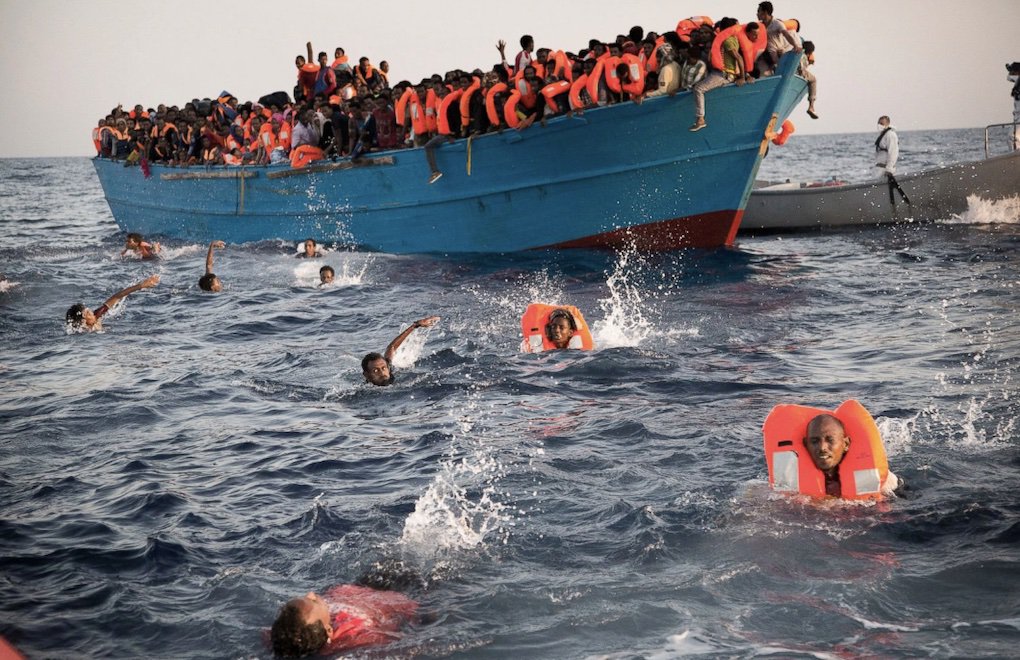 İtalya göçmenleri gemi-hapisanelerde Yunanistan'a iade ediyor