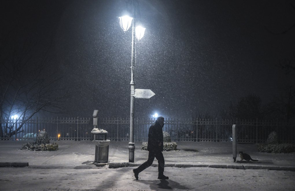 "Kar, buz ve fırtına" nedeniyle İstanbul ve Ankara'da Pazartesi okullar tatil 
