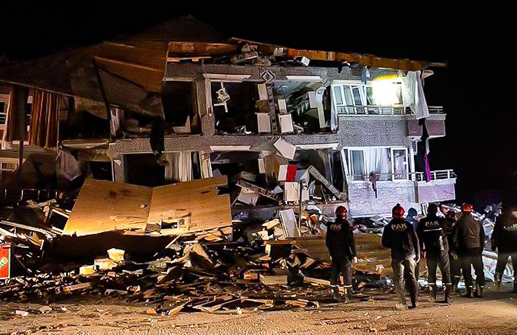 Hatay'da 3 kişi öldü, 213 kişi  hastaneye kaldırıldı, Valilik Binası yıkıldı