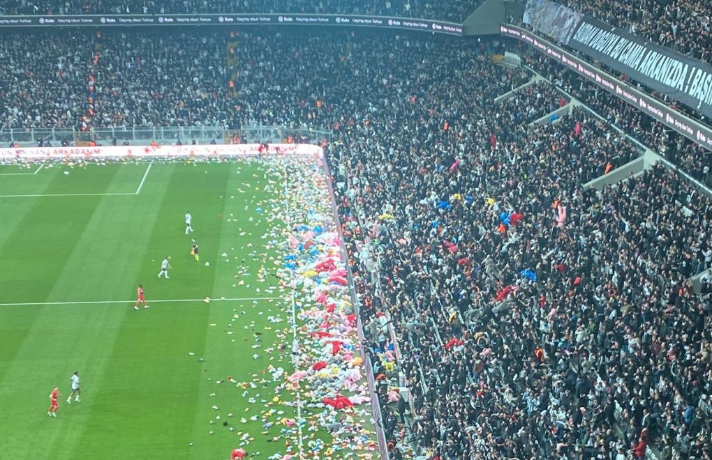 Beşiktaş- Antalyaspor maçında deprem protestosu | Hükümet istifa
