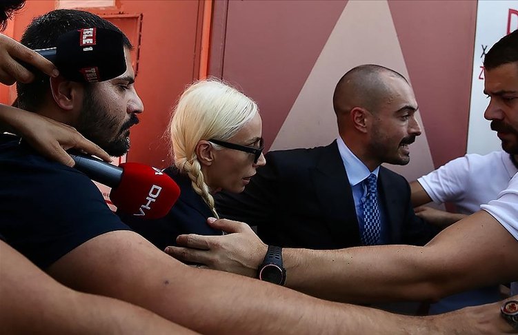 Prosecutor seeks up to three years in jail for singer Gülşen over 'religious schools' joke
