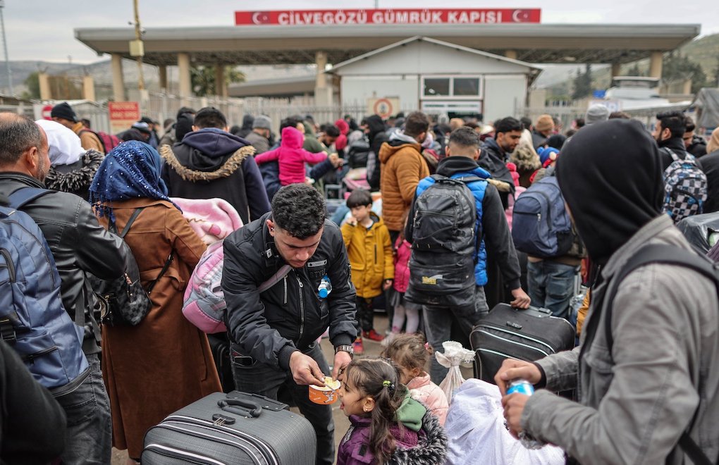 Her gün onlarca BM yardım tırı ve binlerce mülteci dört kapıdan Suriye'ye akıyor