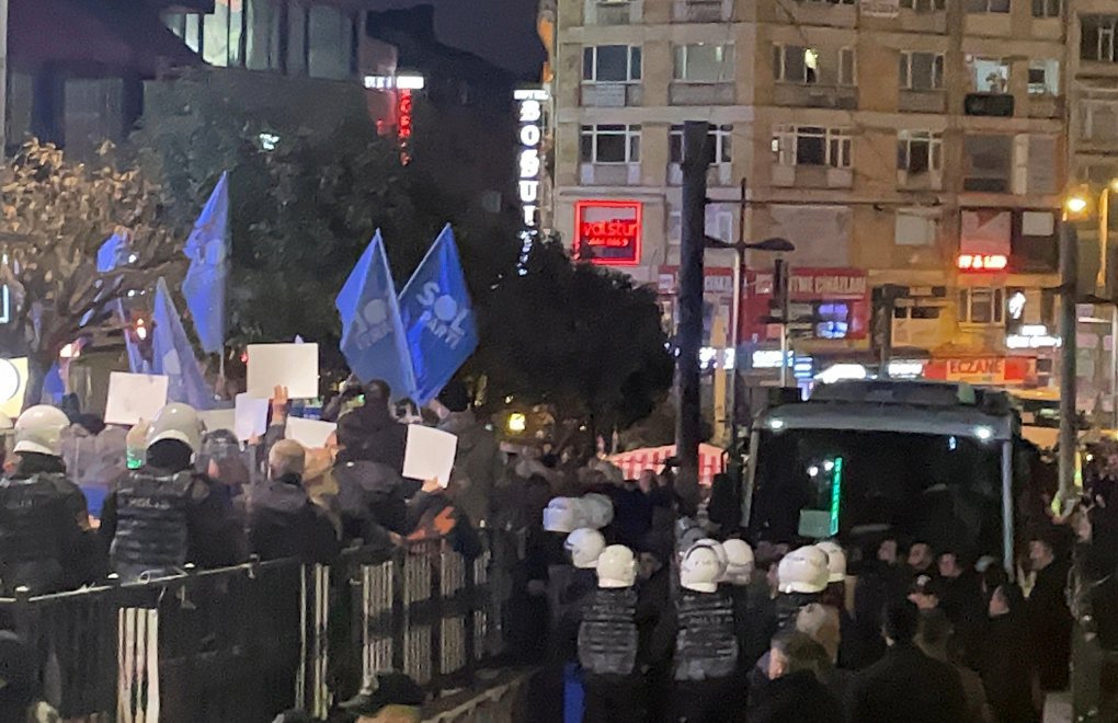 Dozens of protesters, three media workers detained in 'earthquake' protest in İstanbul