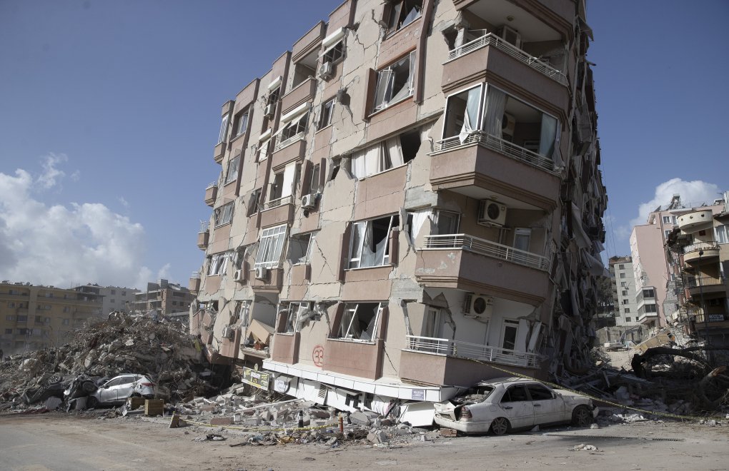Depremde çöken binalar: Tutuklananların sayısı 247'ye yükseldi