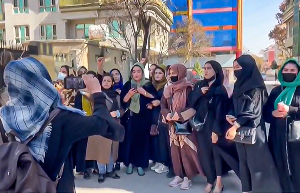 Dünya kadınları İran ve Afganistan'daki kadınlar için de sokaklarda