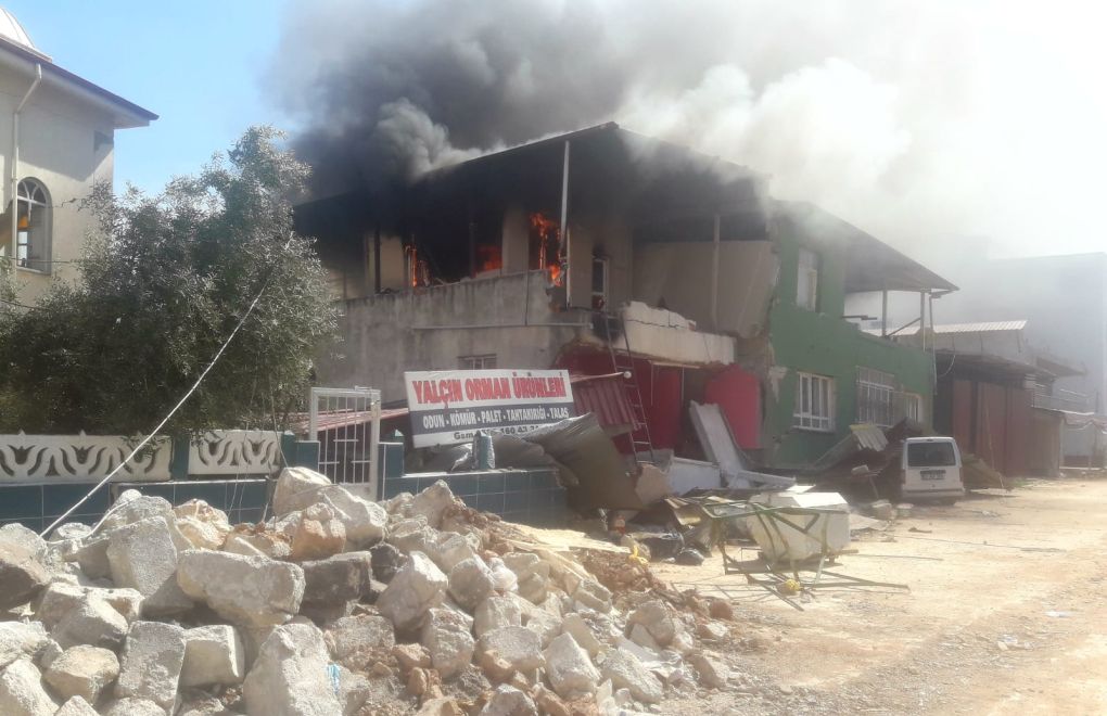 Hatay’da depremde ağır hasar alan bir evin çatısı yandı