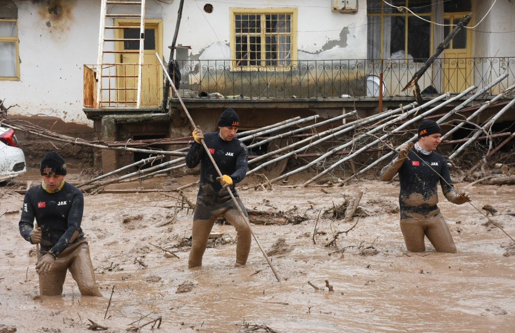Death toll from floods in quake-hit cities rises to 19