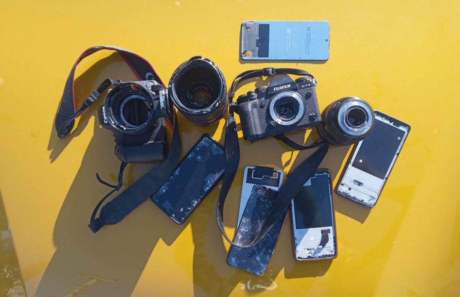 Diyanet personeli deprem bölgesinde Yunanistanlı gazetecilerin ekipmanını kırdı