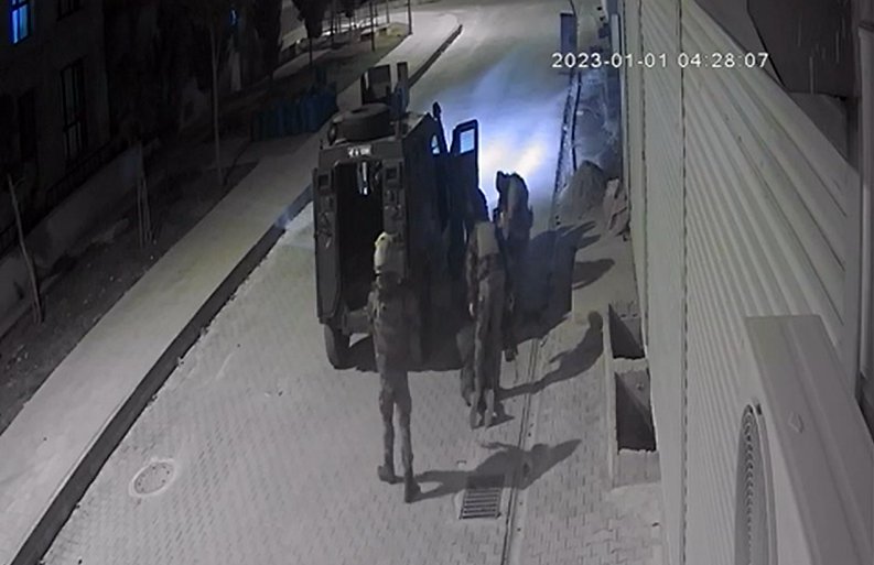 Polis, Mardin’de yöresel kıyafet giyen biri çocuk iki kişiyi darp etti