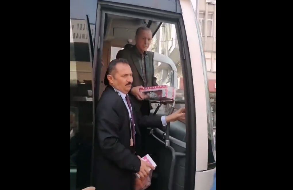 Erdoğan Hatay'da otobüsten depremzedelere oyuncak attı
