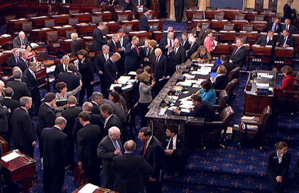 Senato, Başkanların Irak'a işgal gücü göndermesine izin veren yetkiyi kaldırdı 