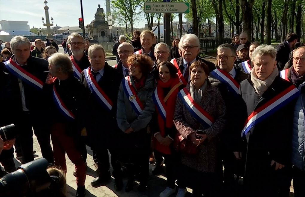 Fransa'da milletvekilleri Elysee Sarayı'na yürüdü