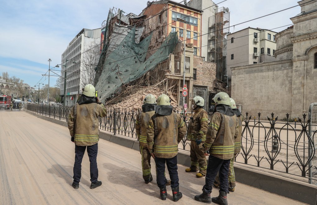 Beyoğlu'ndaki tarihi bina çöktü: "Otel rantına mahkum edilmiş kent"