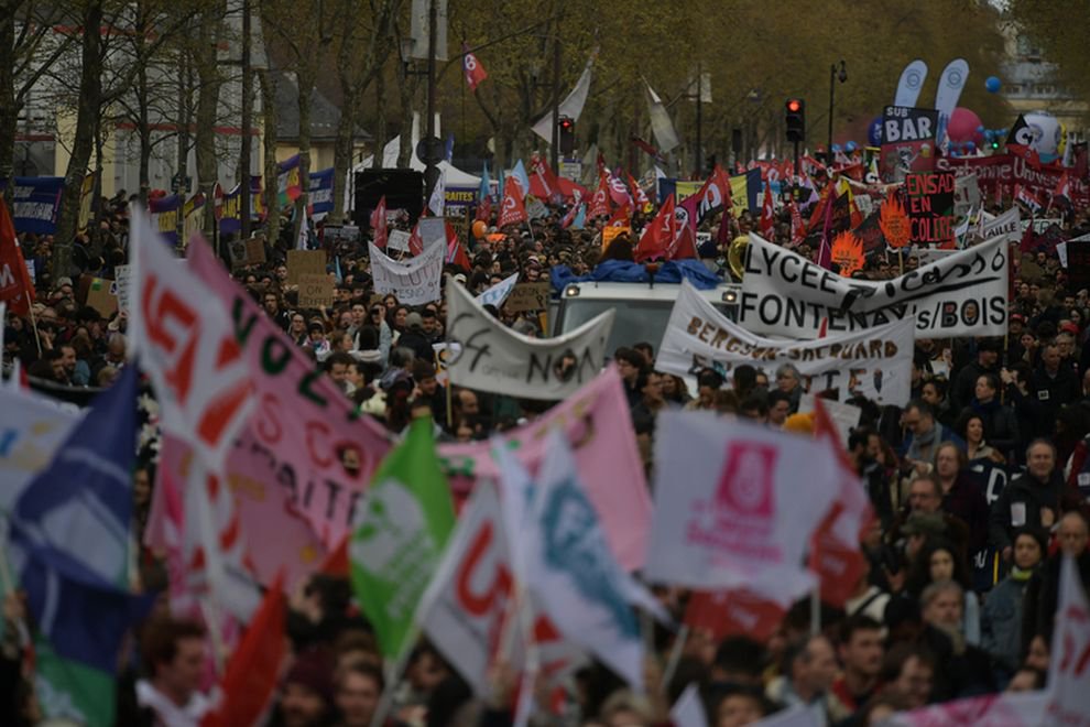 Fransa'nın dört bir yanında emeklilik reformu isyanı