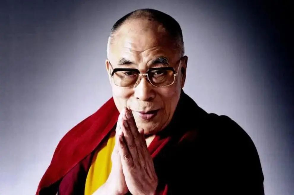 Dalai Lama tepki çeken görüntüleri için özür diledi