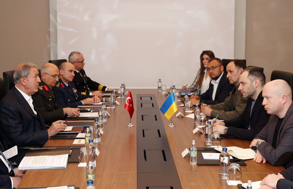 Defense chiefs of Turkey, Ukraine discuss grain deal