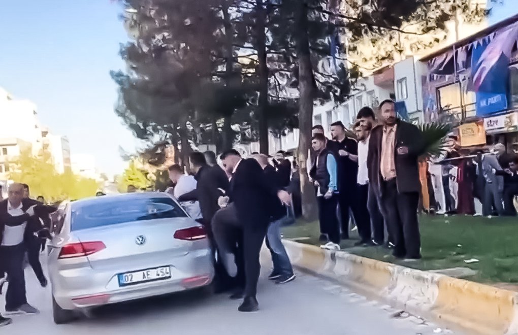 AKP'liler Kahta'da Kılıçdaroğlu'nun konvoyuna taşla saldırdı