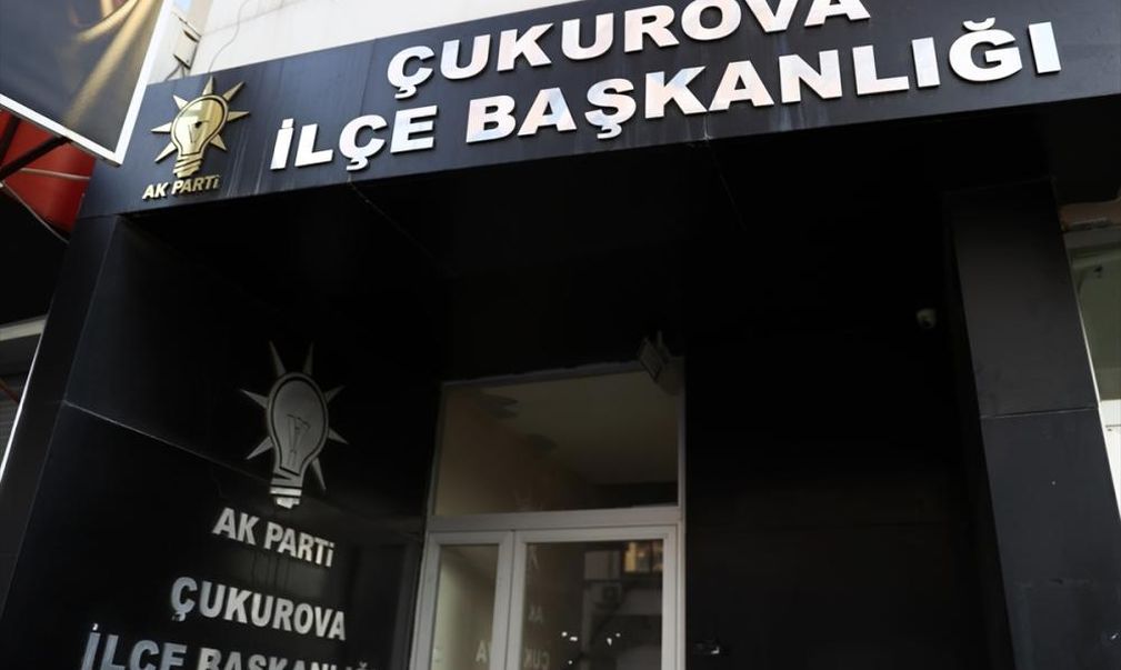 AKP Çukurova ilçe binasına saldıran kişi tutuklandı
