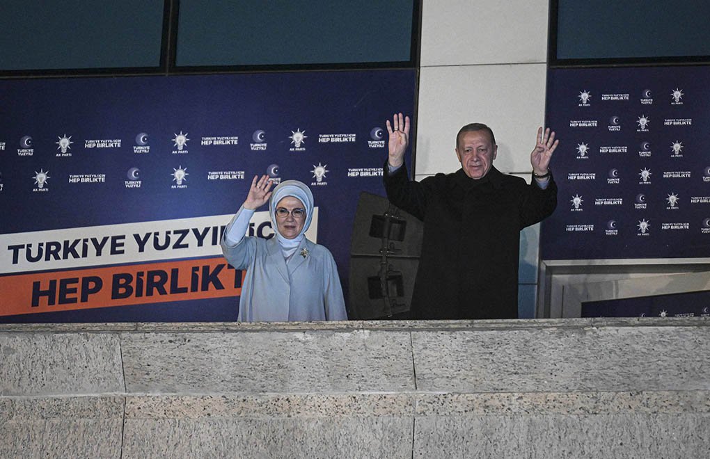 Erdoğan'dan 'ikinci tur' vurgulu balkon konuşması