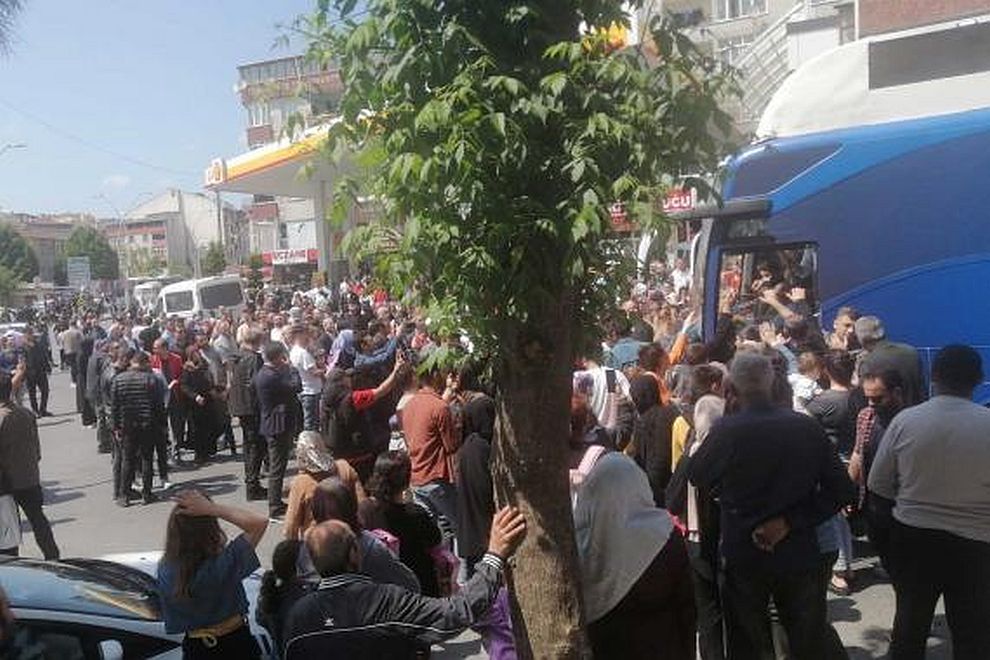 Gazi Mahallesi'nde Soylu'yu protesto eden yurttaşlara yaka paça gözaltı