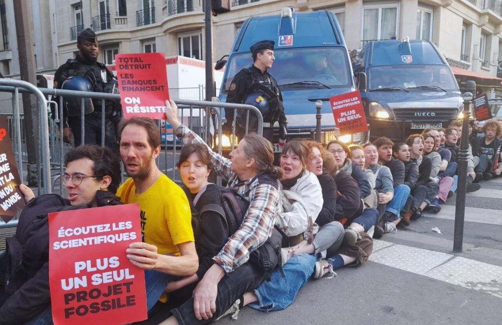 Çevreciler Paris'te TotalEnergies şirketini protesto etti